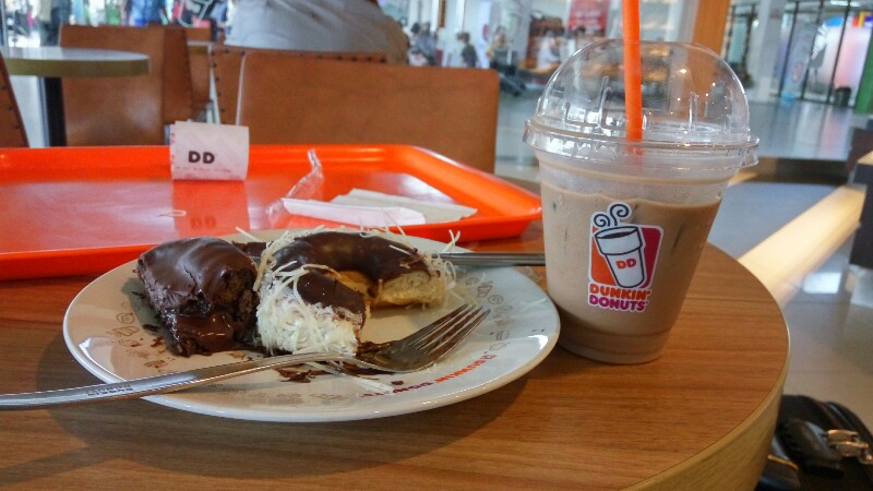 Dunkin donut bandara syamsuddin noor banjarbaru