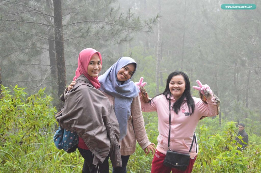 foto-cewek-naik-gunung-andong