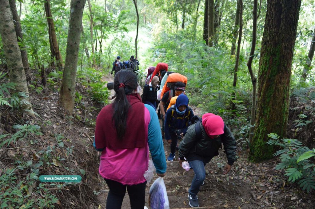 para-pendaki-gunung-andong